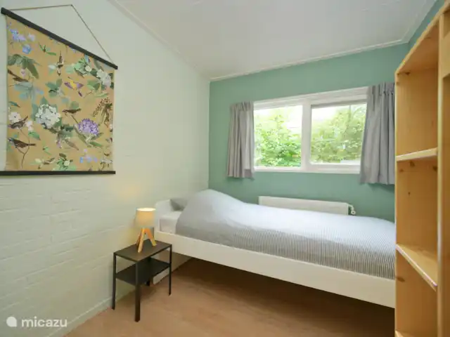 Slaapkamer met 1-persoonsbed (90x200 cm) en kledingkast